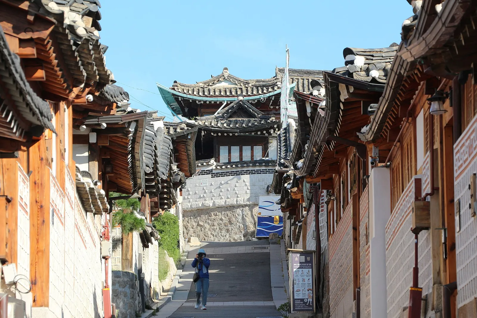 Con hẻm hẹp giữa các ngôi nhà hanok ở Bukchon dẫn tới một cổng lợp ngói