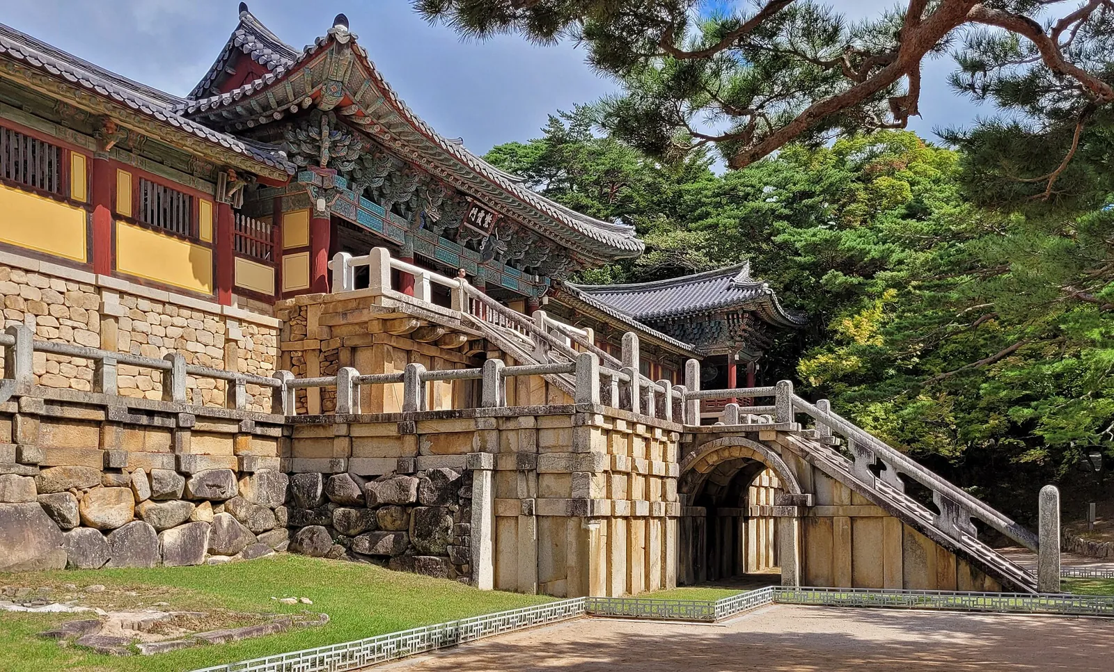 色鮮やかな堂宇へ続く、仏国寺の青雲橋と白雲橋