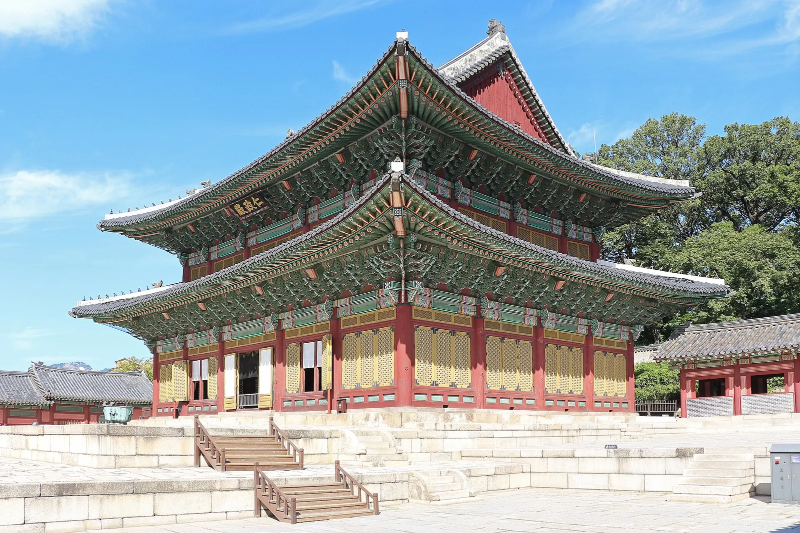 Điện Injeongjeon của cung Changdeokgung nhìn từ một góc dưới bầu trời xanh