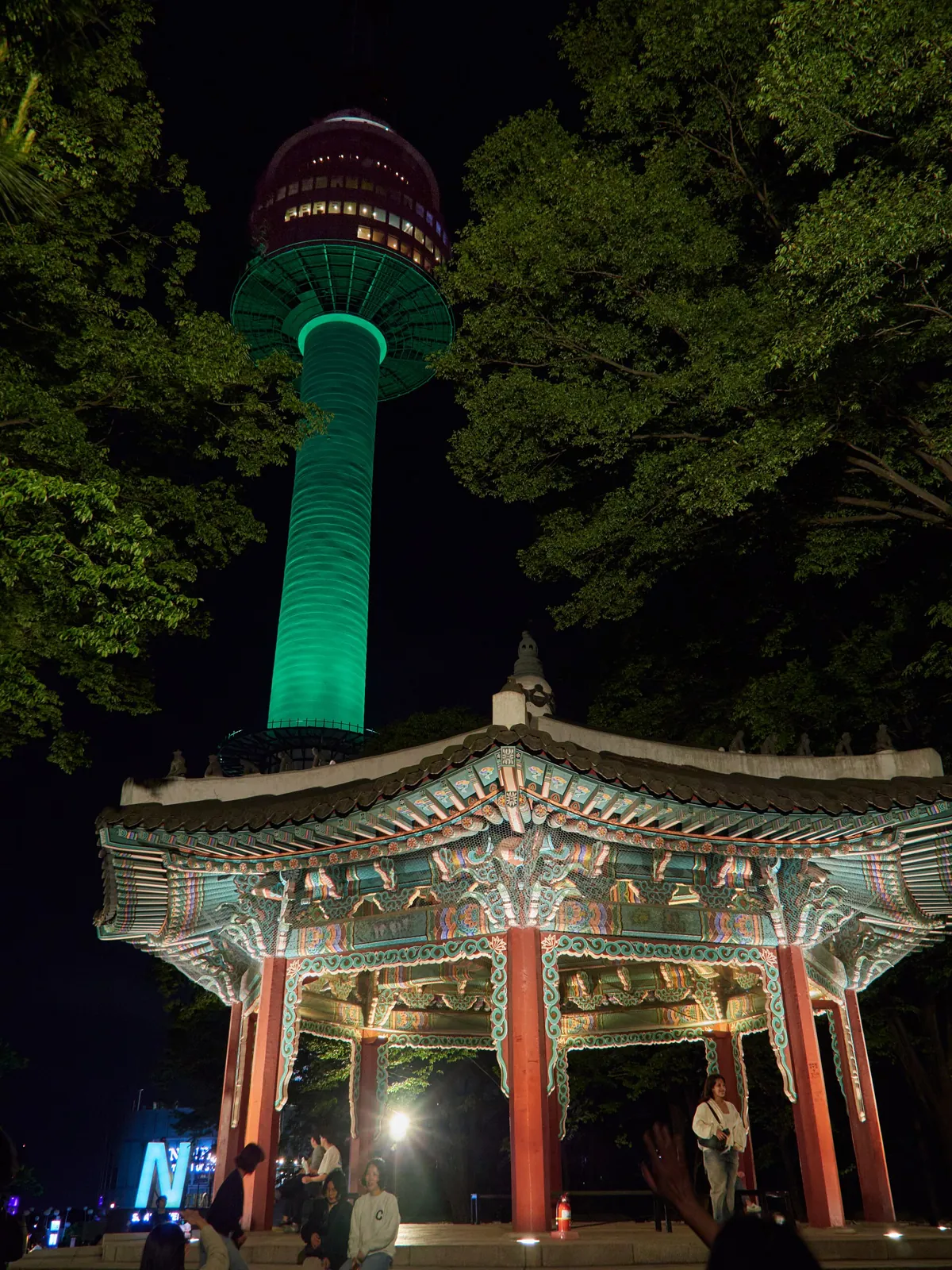 夜の南山、伝統的な東屋の上で緑色にライトアップされたNソウルタワー