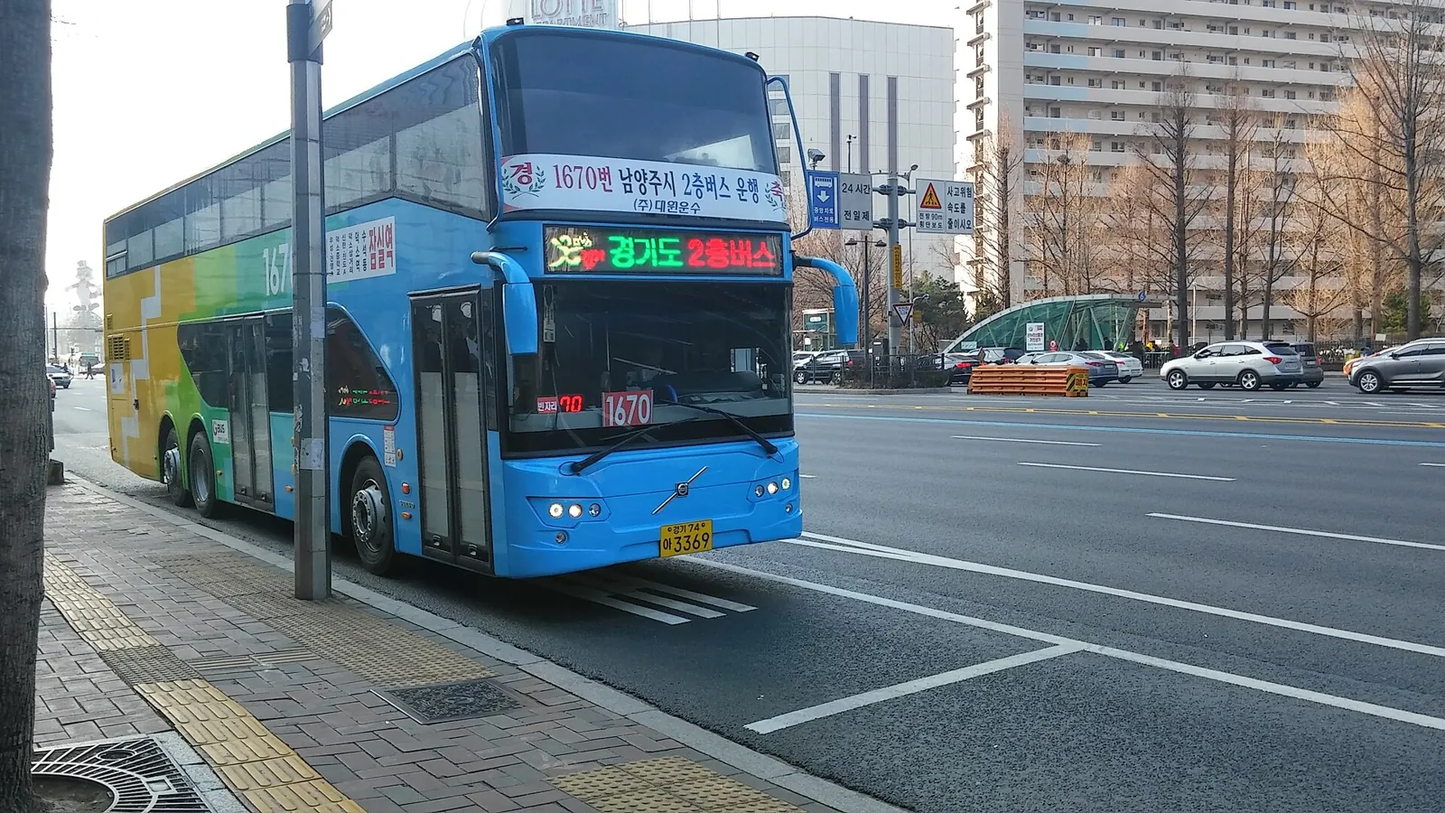 行駛在首爾街頭的藍色雙層巴士